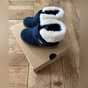 UGGS new in Box - navy SZ 6 Toddler